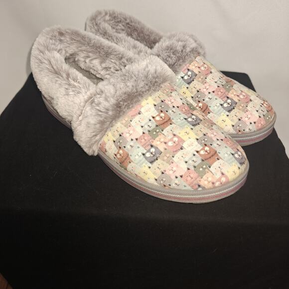 Bobs Skechers Women Size 6 Too Cozy Slippers Gray Plush Pastel Cats Print Winter - Picture 2 of 9
